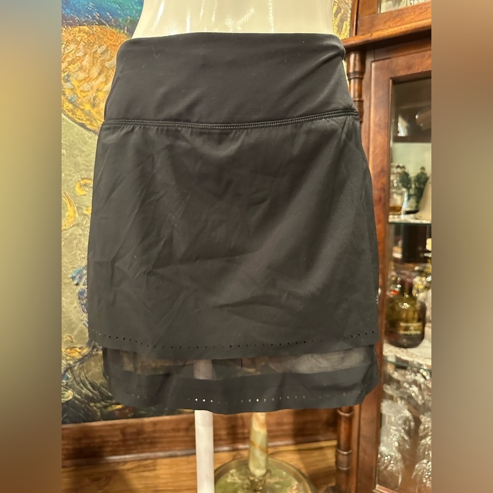 EUC ATHLETA  BLACK ACTIVE SKORTS  W BUILDUP SHORTS AND SHEER BOTTOM TREAM DECO